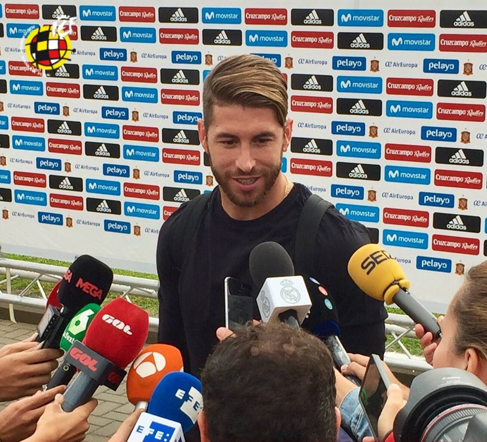 Trung vệ của Real diện bộ trang phục cực chất.