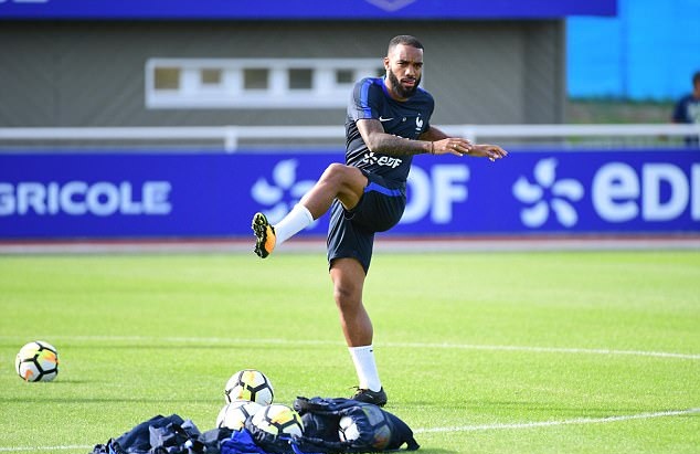 Lacazette chọn một góc để khởi động.