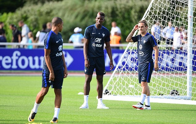 Như thường lệ, Pogba và Griezmann vẫn dính lấy nhau trên sân tập.