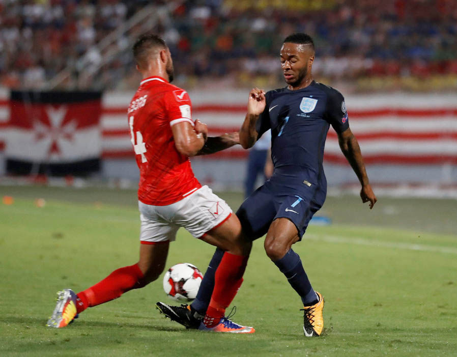 Tiền vệ cánh trái: Raheem Sterling - 6.2 điểm