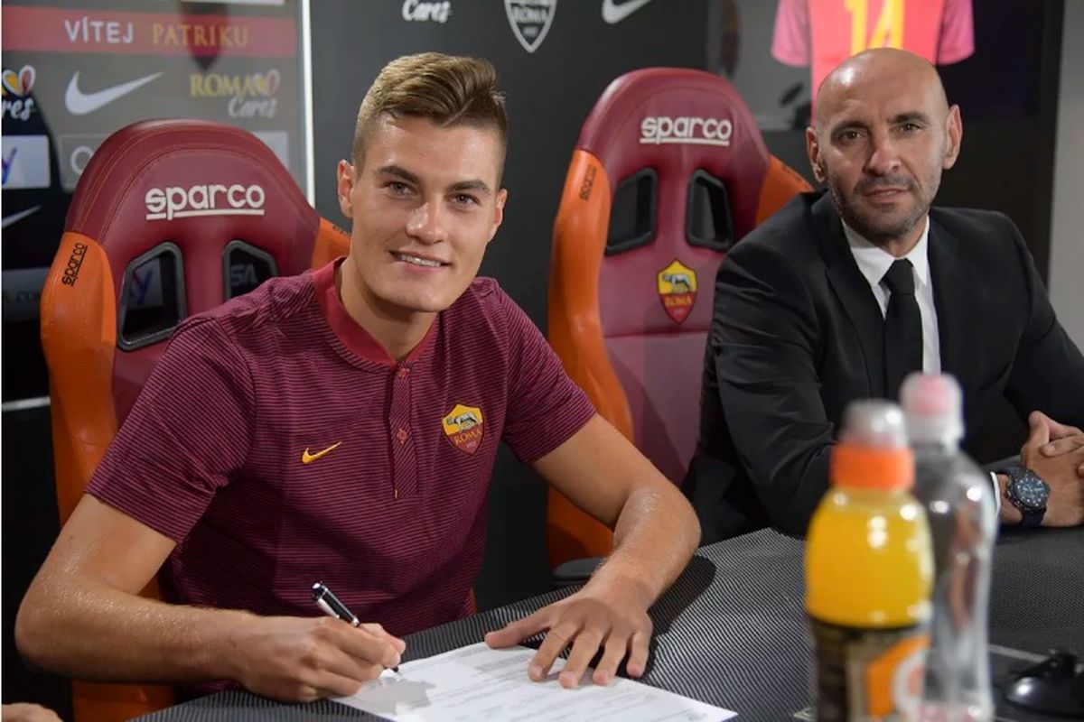 2. Patrick Schick (1996, Sampdoria sang AS Roma) - Sau khi bị Juventus từ chối, tiền đạo Patrick Schick đã được Roma săn đón và trở thành tân binh của đội trong mùa Hè vừa qua. Mùa giải trước, Schick là chân sút hàng đầu của Sampdoria với 11 bàn thắng sau 1504 phút thi đấu.