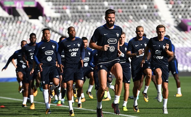 Ngoài ra, màn trình diễn của Olivier Giroud cũng được HLV Deschamps săm soi kĩ càng.