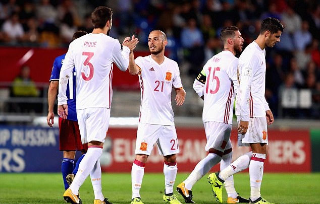 David Silva chia vui cùng đồng đội sau bàn thắng ở phút 39.