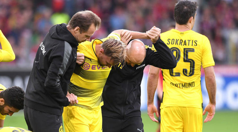 Trong khi đó, Freiburg chỉ còn chơi với 10 người khi tiền Yoric Ravet nhận thẻ đỏ trực tiếp trong hiệp 1.