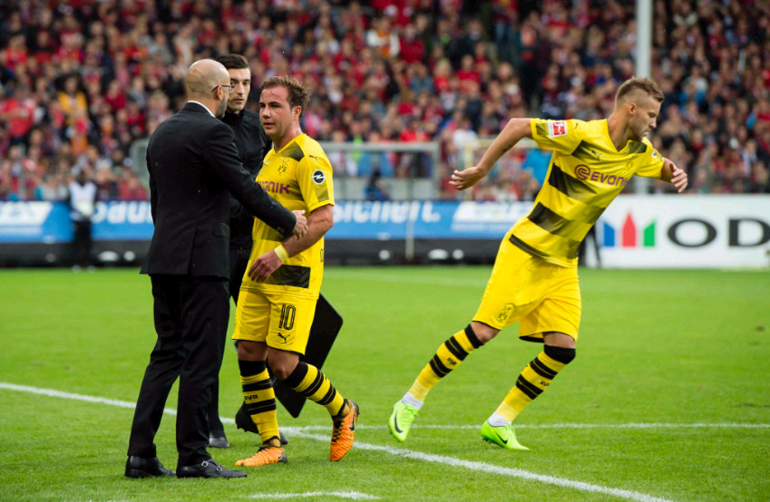 HLV Peter Bosz quyết định tung tân binh Yarmolenko vào sân trong hiệp 2.