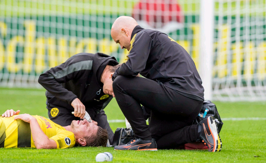 Tuy nhiên, những trụ cột của đội bóng áo vàng-đen liên tục phải nằm sân vì chấn thương.