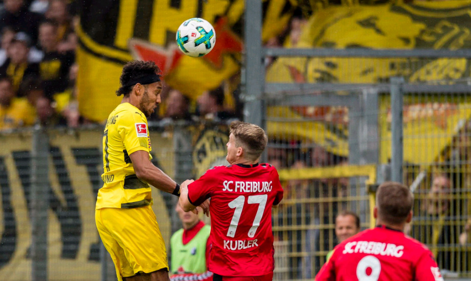 Aubameyang không thể vượt qua được sự chắc chắn của hàng thủ Freiburg.