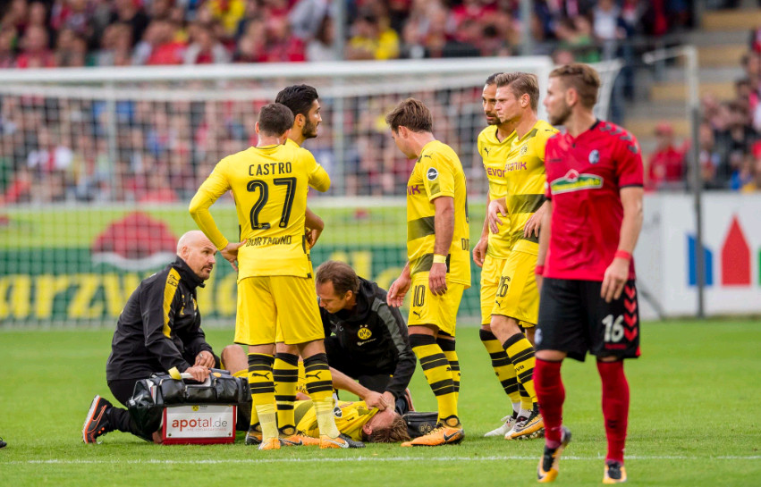 Marcel Schmelzer và Marc Bartra là hai cái tên phải ra nghỉ sau khi hiệp 1 khép lại.