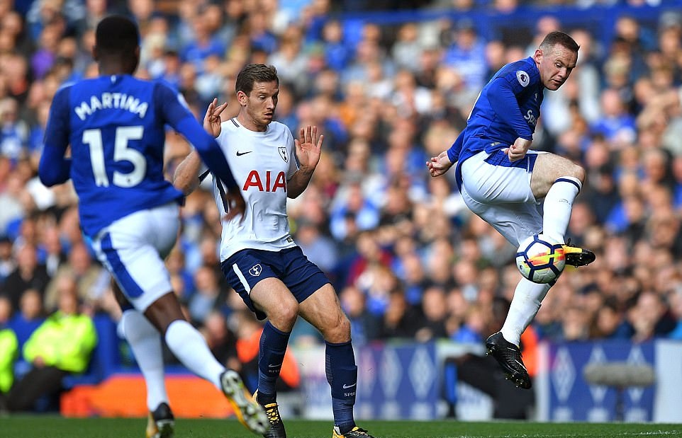 Rooney cũng không có phong độ tốt nhất khi bị hàng thủ Tottenham phong toả.