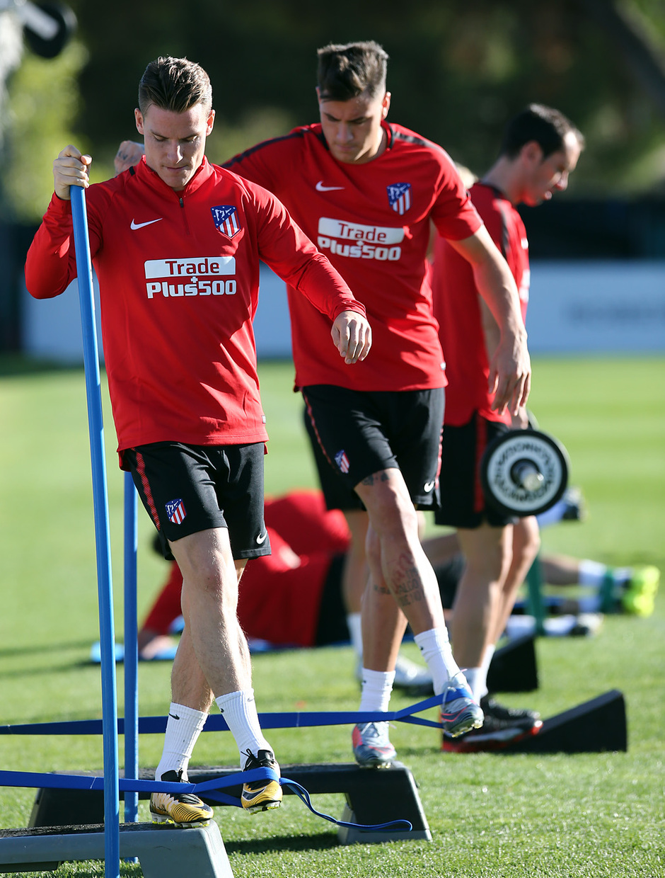 Những cầu thủ còn lại tuân thủ bài tập của ban huấn luyện.