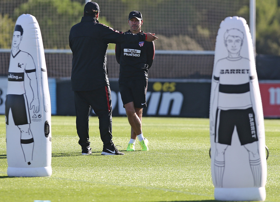 HLV Diego Simeone cất khá nhiều trụ cột như Godin hay Gabi để đấu Roma.