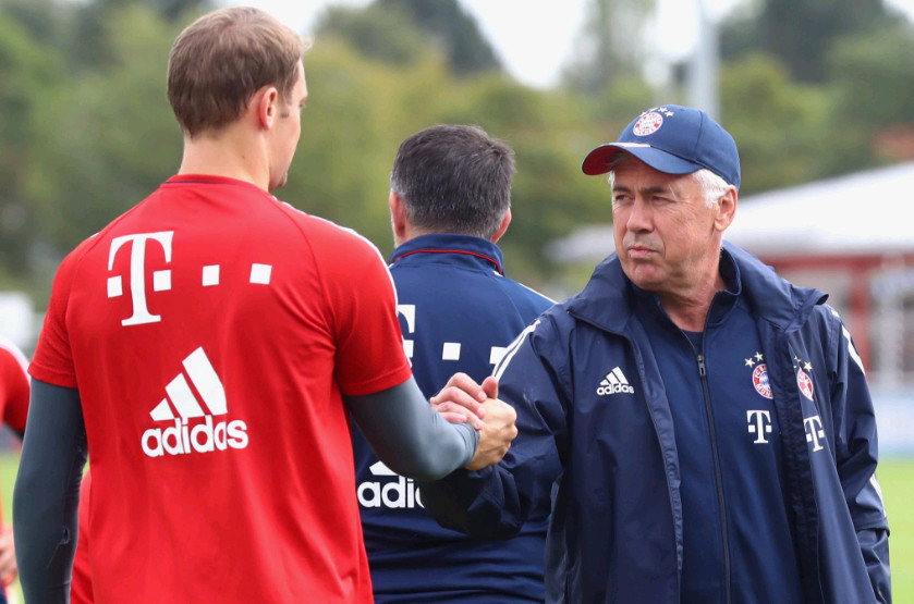 HLV Carlo Ancelotti chào đón các học trò đến sân tập.