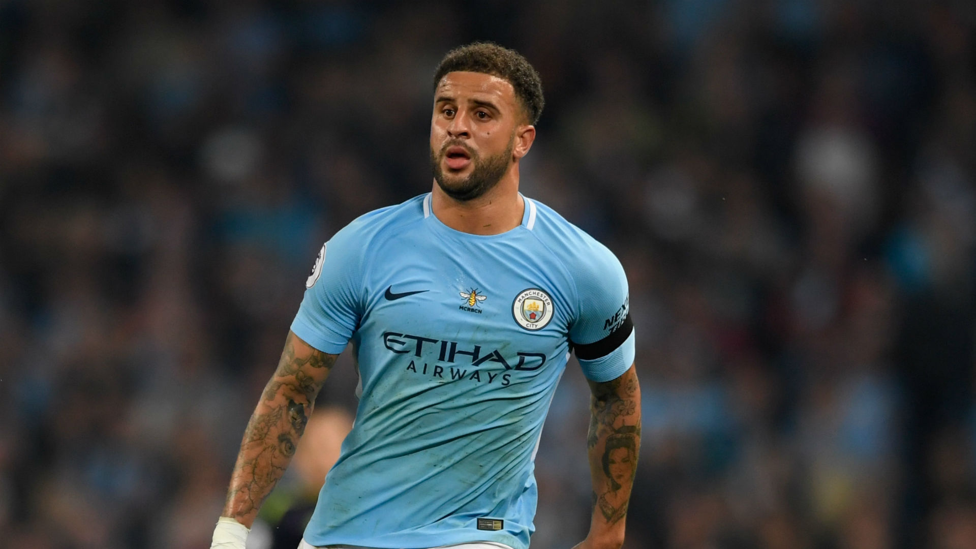 Hậu vệ phải: Kyle Walker (Man City) - Man City tiếp tục có thêm một thắng lợi đậm đà nữa và Walker là một trong số những cầu thủ thi đấu nổi bật. Hậu vệ người Anh hoàn thành 94% tổng số đường chuyền tại Etihad, trong số đó có 40 trên 68 đường chuyền thành công bên phía phần sân đối phương.