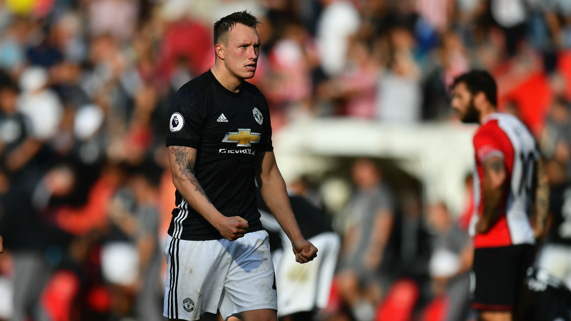 Trung vệ: Phil Jones (Man Utd) - Thống kê cho thấy, Jones có đến 11 tình huống phá bóng thành công trước Southampton, nhiều hơn bất kì cầu thủ nào bên phía M.U. Kết quả, Quỷ đỏ có thắng lợi tối thiểu 1-0 trên sân khách.