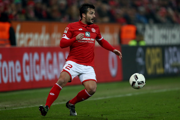 Hậu vệ phải: Giulio Donati (Mainz 05) - Donati lên công về thủ toàn diện bên cánh phải của Mainz 05, sở hữu 3 lần không chiến và 4 lần tắc bóng thành công, góp công lớn giúp đội nhà giành thắng lợi 1-0 trước Hertha Berlin.