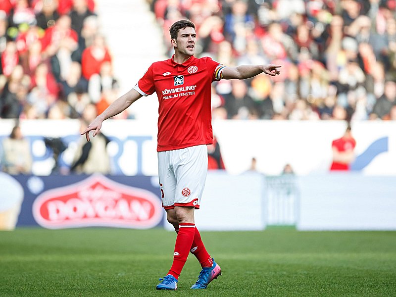 Trung vệ: Stefan Bell (Mainz 05) - Bên cạnh Donati, một nhân tố khác cũng nổi trội không kém là Bell. Cầu thủ có chiều cao 1m92 này sở hữu 8 lần không chiến thành công, cùng với đó đạt tỉ lệ chuyền bóng chính xác 76%. Bell giúp hàng thủ Mainz đứng vững trước sức ép của Hertha.