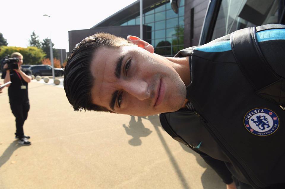 Thibaut Courtois chọc ghẹo cánh phóng viên trước khi di chuyển.