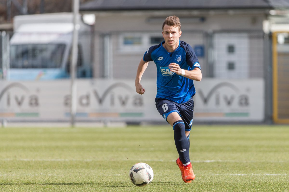 Tiền vệ trung tâm: Dennis Geiger (Hoffenheim) - Geiger hoàn toàn làm chủ tuyến giữa của Hoffenheim nhờ khả năng đánh chặn vô cùng hiệu quả. Những thống kê ấn tượng đã nói lên điều đó: chuyền chính xác 89%, tắc bóng hiệu quả 3 lần, đoạt lại bóng chuẩn xác 2 lần.