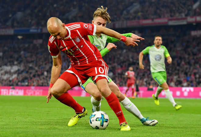 Tiền vệ phải: Arien Robben (Bayern Munich) - Tiền vệ người Hà Lan thi đấu vô cùng xông xáo và đóng góp 1 bàn thắng trong trận đấu với Wolfsburg. Đáng tiếc, Hùm xám không thể duy trì lợi thế của mình.