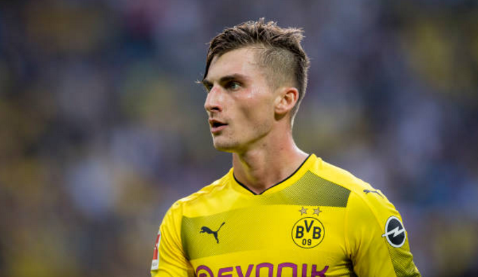 Tiền vệ trái: Maximilian Philipp (Dortmund) - Bên cạnh Aubameyang, Philipp là cầu thủ xuất sắc thứ 2 của Dortmund trong trận gặp Gladbach. Tiền vệ người Đức lập một cú đúp, đồng thời kiến tạo để Aubameyang đem về bàn thắng thứ 3 cho Dortmund.