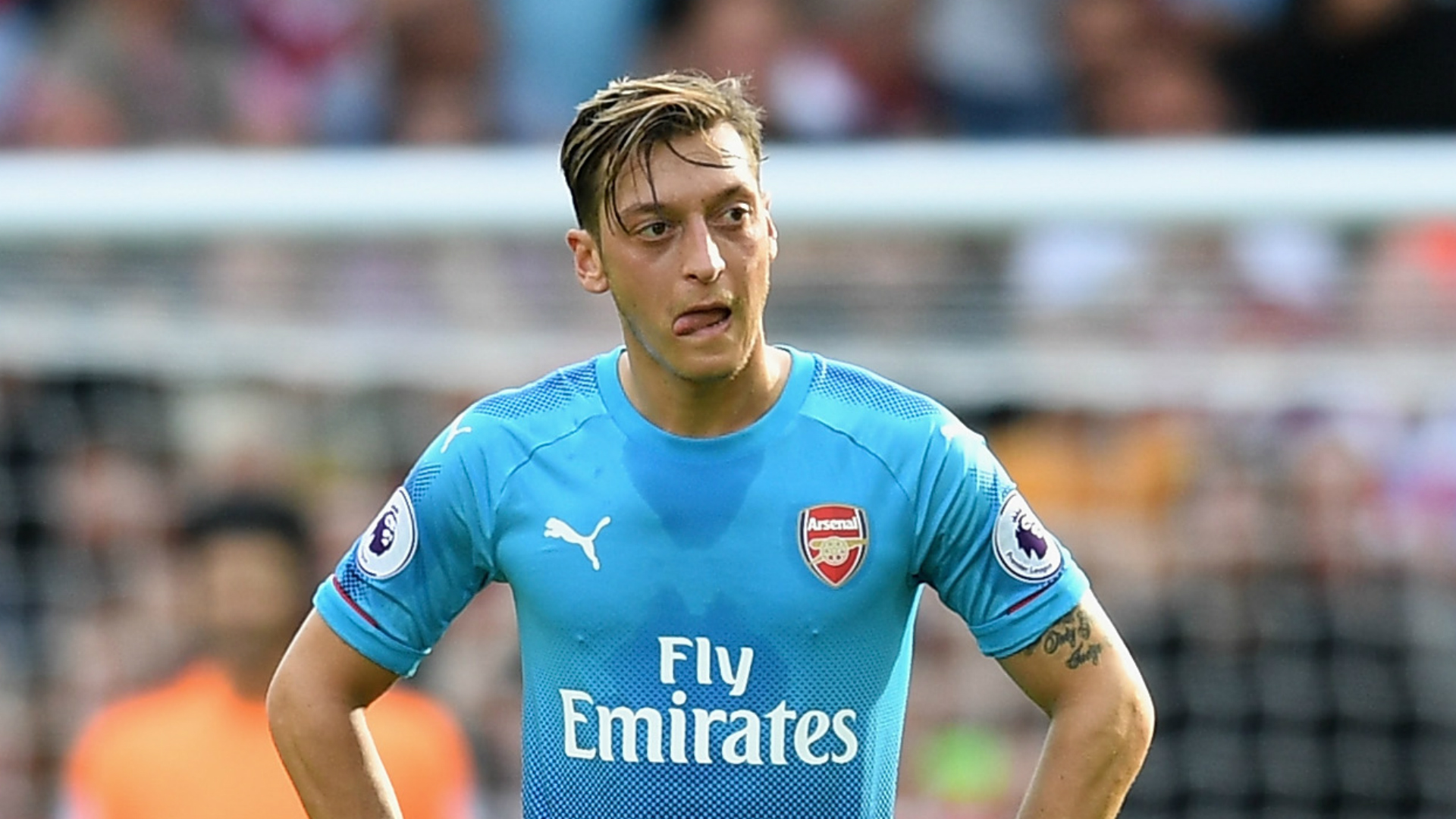 Ozil trong màu áo Arsenal.