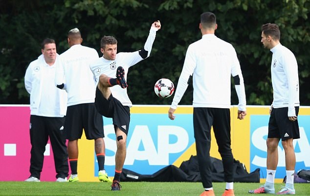 Thomas Muller thể hiện kĩ năng của mình trên sân tập.