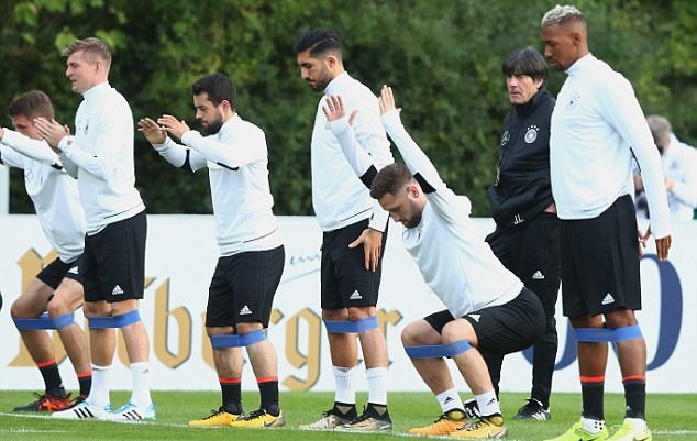 HLV Joachim Loew cũng cho các học trò tập thêm bài tập bổ trợ.