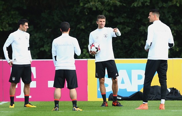 Muller cũng rất chịu khó trò chuyện cùng đồng đội.