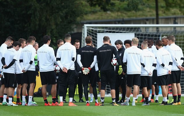 Các cầu thủ Đức lắng nghe lời chỉ đạo từ ban huấn luyện.