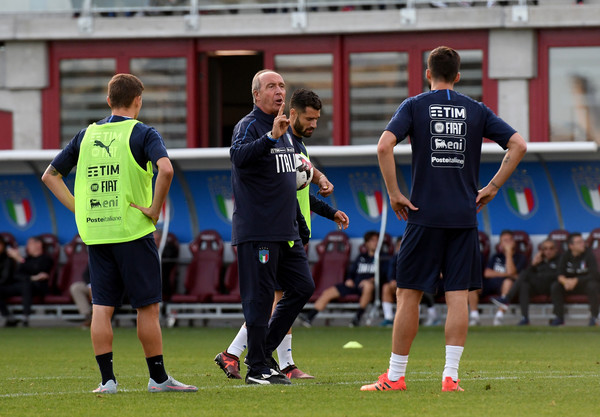 Các học trò chăm chú lắng nghe lời chỉ đạo của Ventura.