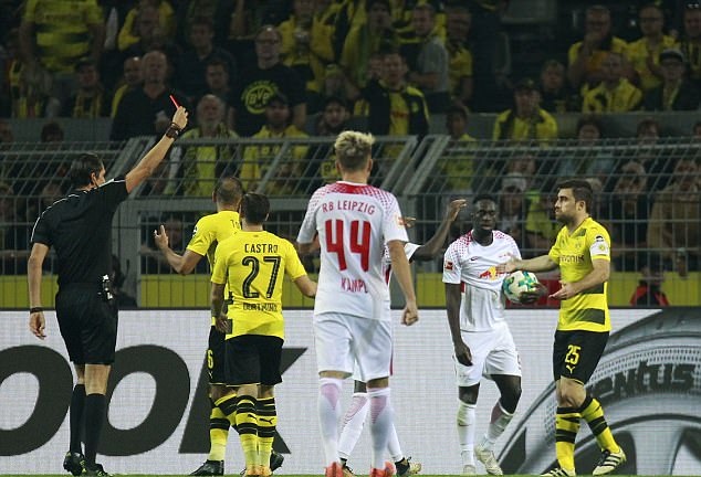 Điểm nhấn của trận đấu chính là những tấm thẻ đỏ dành cho cầu thủ hai đội.