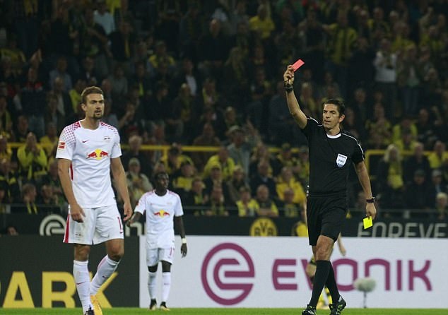 Nếu bên phía RB Leipzig, Stefan Ilsanker là người bị đuổi thì Sokratis của Dortmund cũng gặp phải tình trạng tương tự.