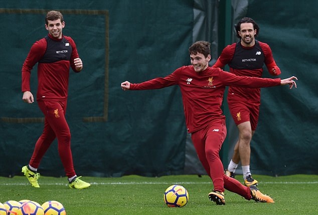 Tân binh Andy Robertson trong một pha tranh chấp bóng với đồng đội. Hậu vệ này hoà nhập khá nhanh ở môi trường mới.