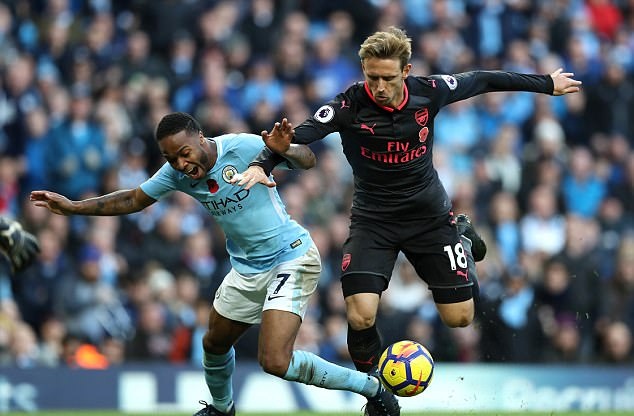 Sterling bị Monreal phạm lỗi.