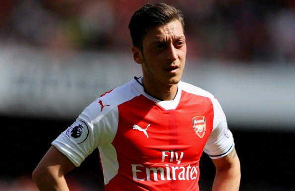 Ozil lại bị chỉ trích.