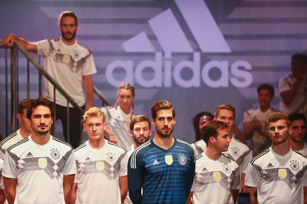 Dàn sao tuyển Đức lộ vẻ điển trai trong ngày ra mắt áo đấu mới - Bóng Đá
