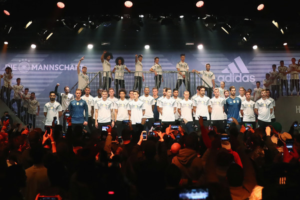 Dàn sao tuyển Đức lộ vẻ điển trai trong ngày ra mắt áo đấu mới - Bóng Đá