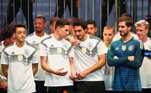 Dàn sao tuyển Đức lộ vẻ điển trai trong ngày ra mắt áo đấu mới - Bóng Đá