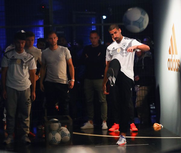 Dàn sao tuyển Đức lộ vẻ điển trai trong ngày ra mắt áo đấu mới - Bóng Đá