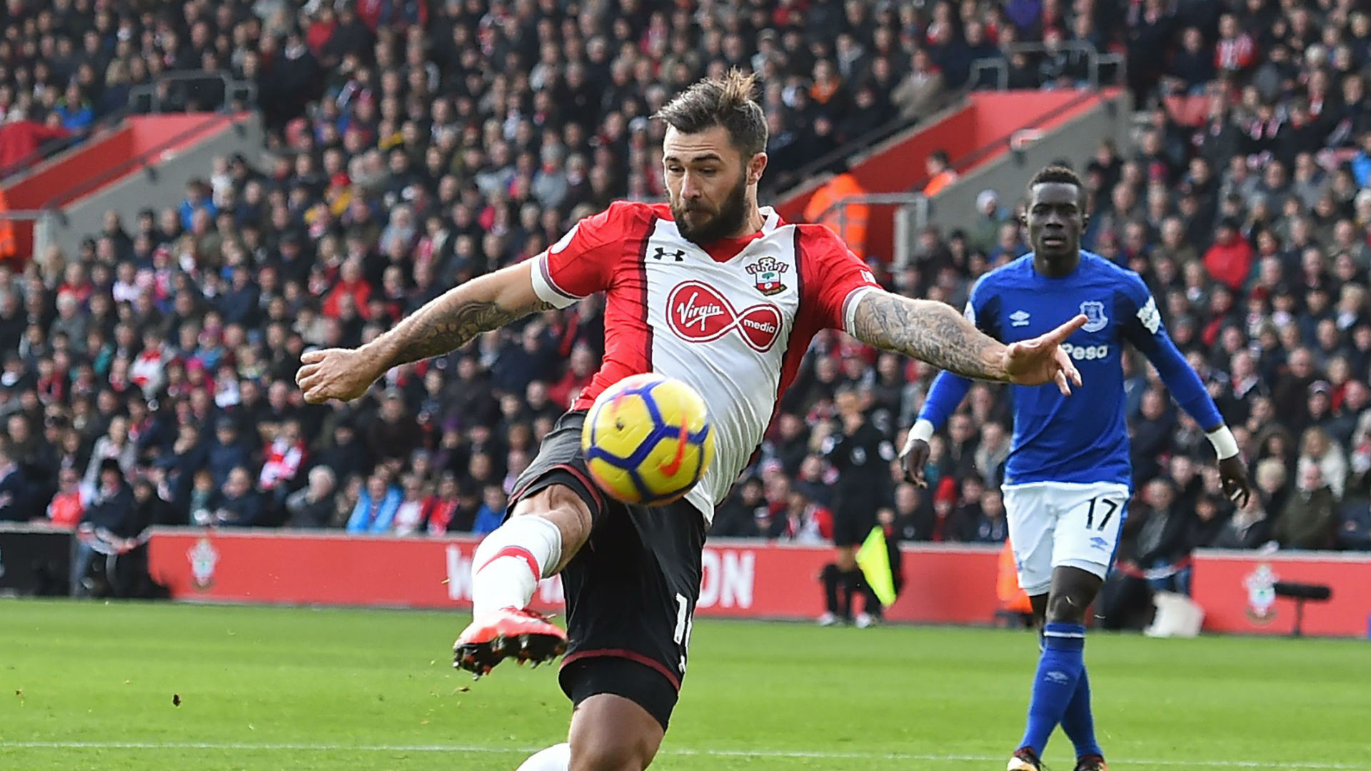 Tiền đạo: CHARLIE AUSTIN | SOUTHAMPTON - Austin là tiền đạo hiệu quả nhất vòng đấu này khi lập cú đúp vào lưới Everton. Sau 11 trận đầu tiên cho Soton, chân sút người Anh đã in dấu giày trong 8 bàn thắng (7 pha lập công, 1 kiến tạo).