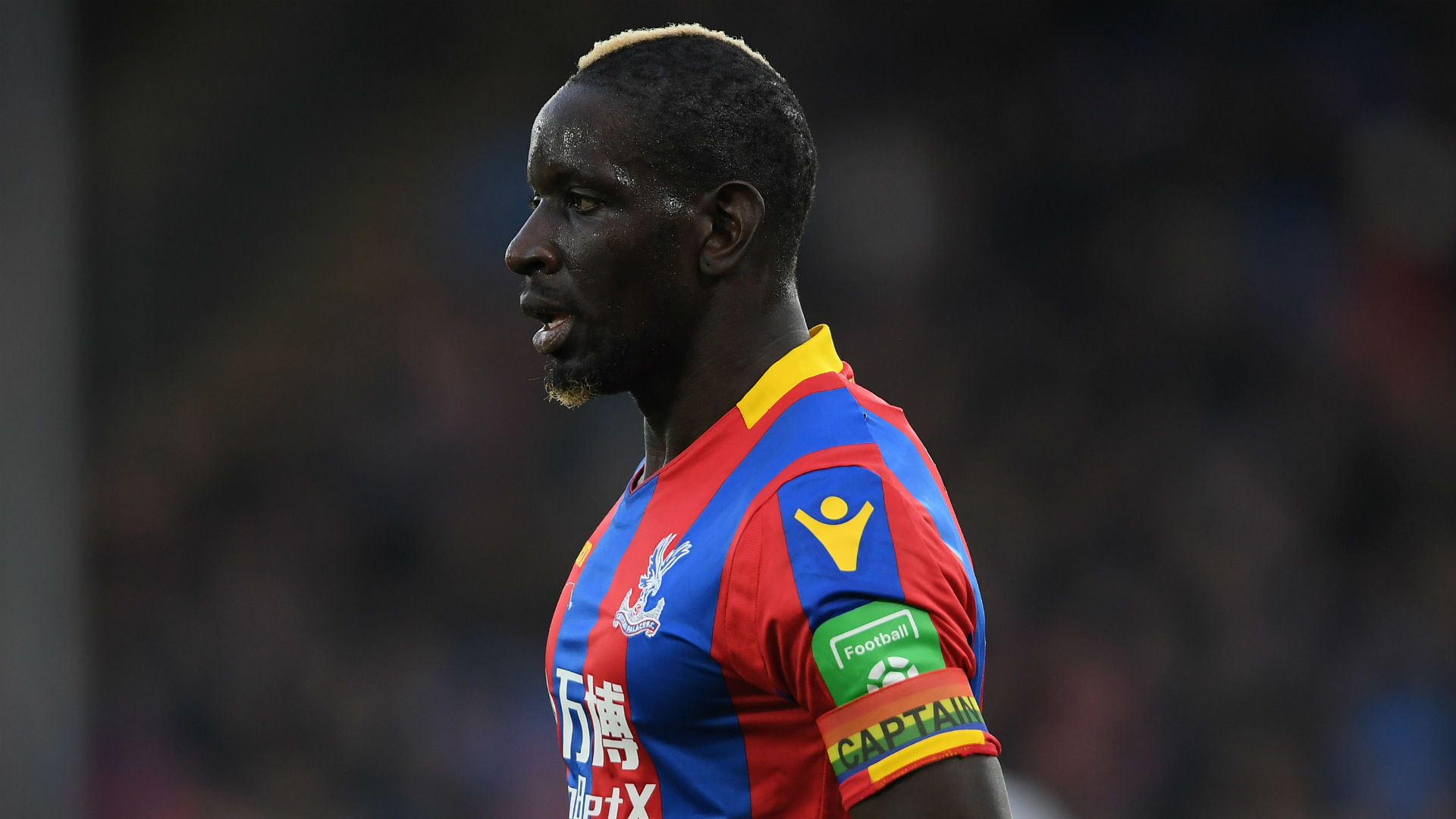 Hậu vệ trái: MAMADOU SAKHO | CRYSTAL PALACE - Sakho ghi bàn thắng quyết định ở phút 90+2 giúp Palace có thắng lợi 2-1 trước Stoke City ở lượt trận vừa qua. Đây cũng là pha lập công đầu tiên của trung vệ này tại Ngoại hạng Anh kể từ tháng 4/2016.
