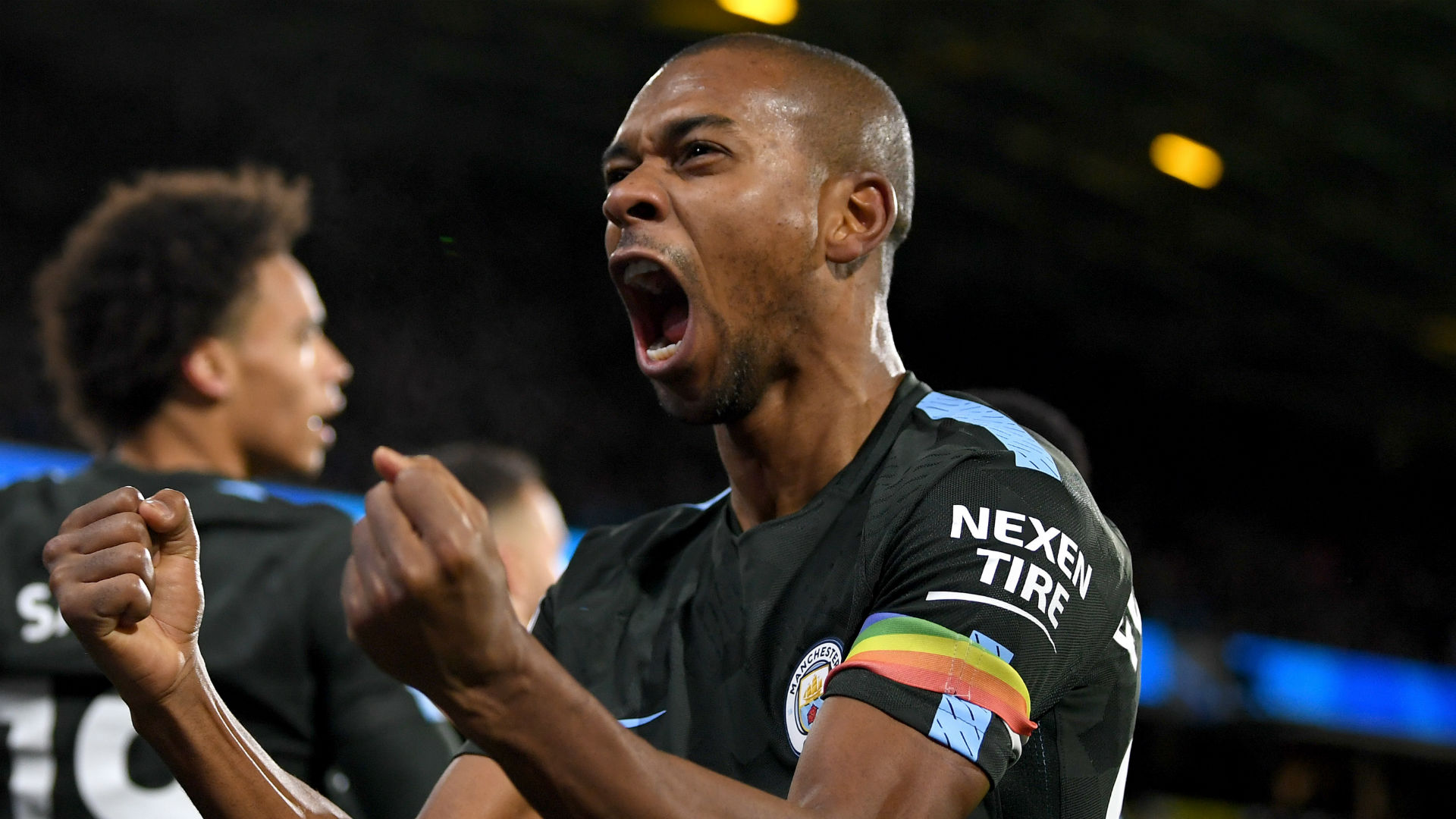 Tiền vệ: FERNANDINHO | MANCHESTER CITY - Thống kê cho thấy, Fernandinho tung ra đến 104 đường chuyền, đứng thứ 3 tại Ngoại hạng Anh ở vòng đấu này. Tiền vệ người Brazil đạt tỉ lệ chính xác vào khoảng 93% trong chiến thắng 2-1 trước Huddersfield.