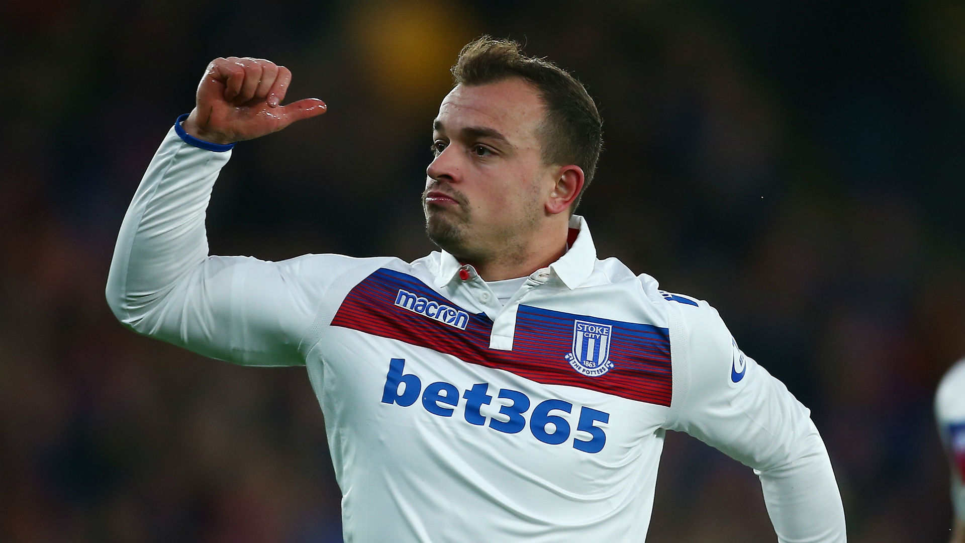 Tiền vệ: XHERDAN SHAQIRI | STOKE CITY - Shaqiri in dấu giày trong 6 bàn sau 6 trận gần nhất tại Ngoại hạng Anh (2 bàn, 4 kiến tạo). Tiền vệ này cũng ghi bàn duy nhất trong thất bại của Stoke trước Crystal Palace.