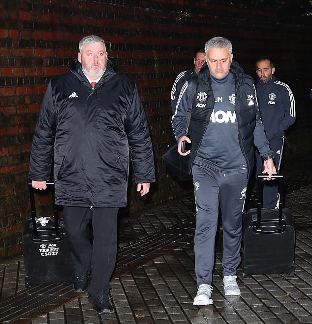 Tập thể M.U hành quân trong đêm, quyết hạ Burnley - Bóng Đá