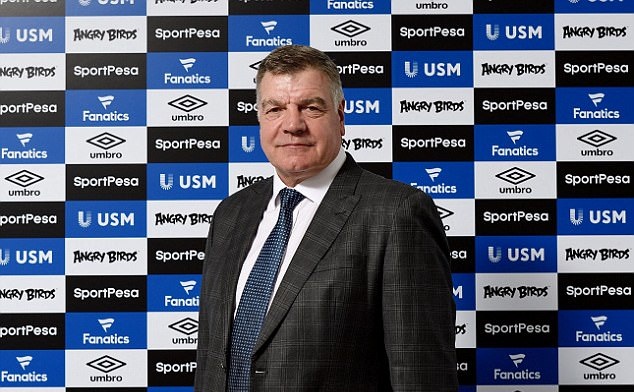 Những cộng sự mới của ông bao gồm trợ lý Craig Shakespeare, HLV thủ môn Martyn Mergetson và HLV thể lực Ryland Morgans.