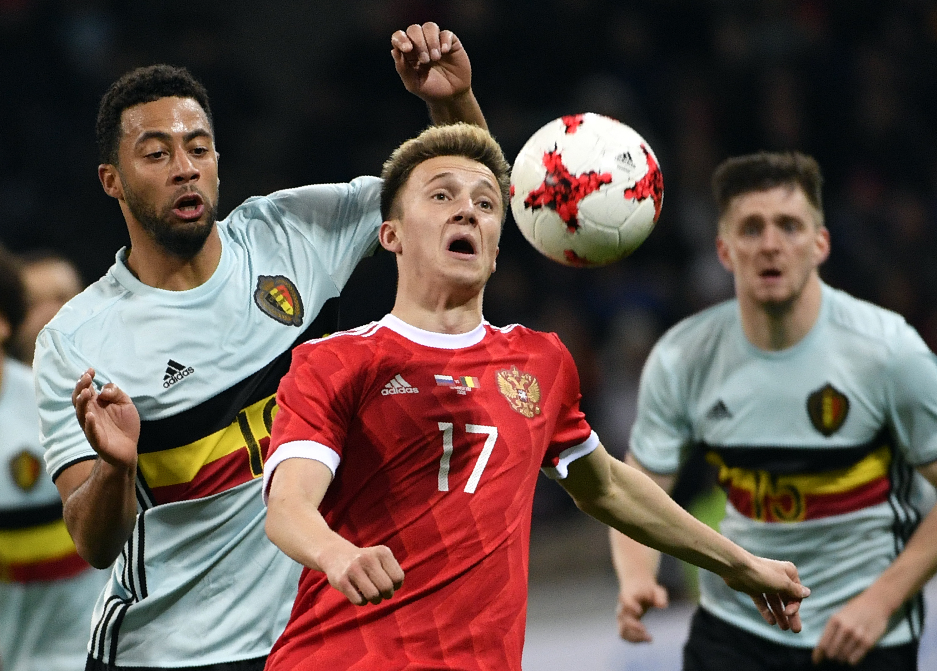 4. Aleksandr Golovin (Nga) - Chỉ một cầu thủ duy nhất góp mặt trong thành phần U17 Nga vô địch giải U17 châu Âu được triệu tập lên ĐTQG, đó chính là Golovin. Chỉ mới 19 tuổi nhưng cầu thủ trẻ này đã có 15 lần ra sân cho tuyển Nga trong 2 năm qua. Ở cấp độ CLB, Golovin là nhân tố chủ chốt của CSKA Moscow. Arsenal đang theo đuổi Golovin và sẵn sàng bỏ ra hơn 10 triệu euro đổi lấy sự phục vụ của Golovin.