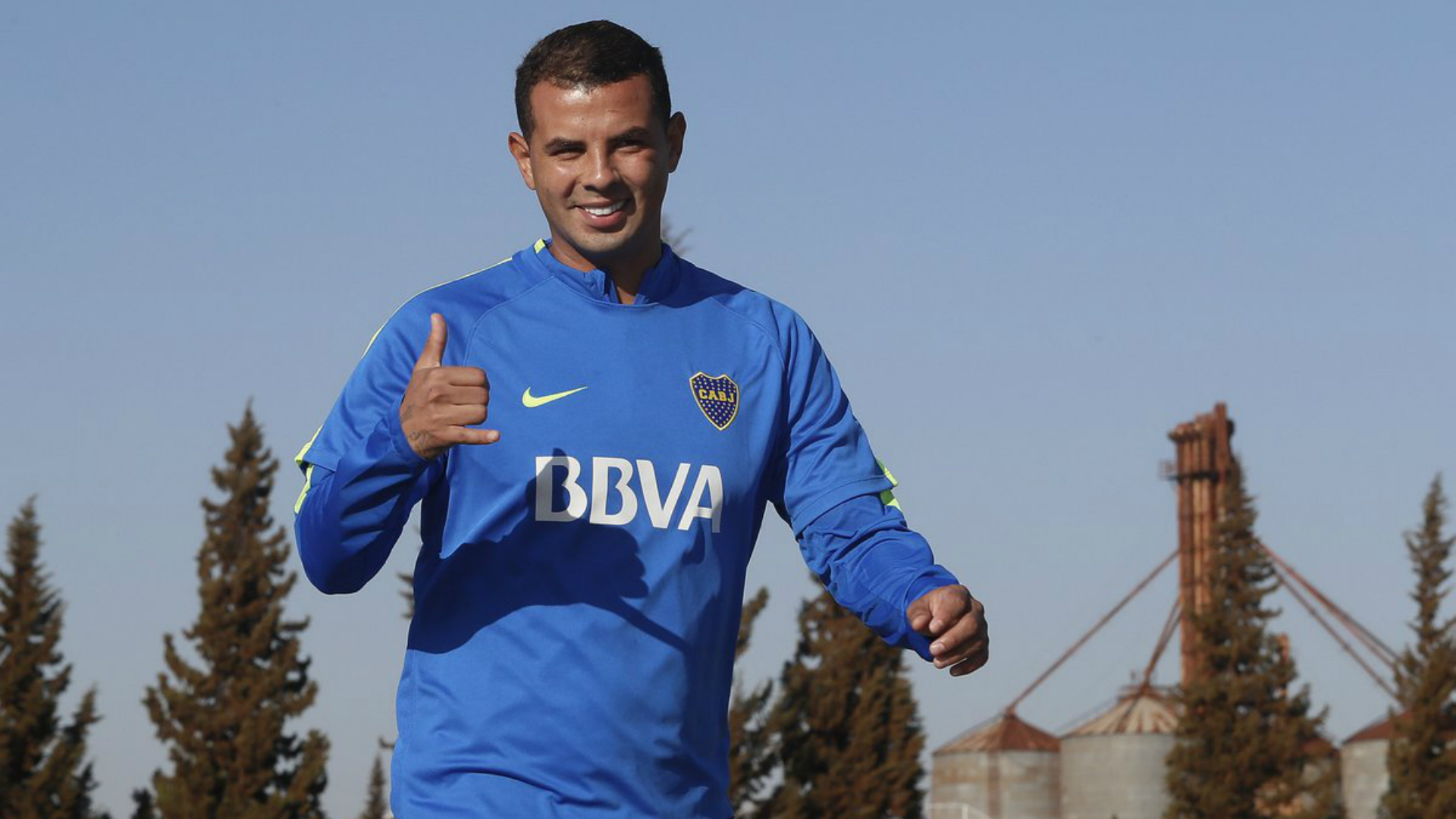 9. Edwin Cardona (Colombia) - Từng bị dính schandal phân biệt chủng tộc hồi tháng trước nhưng tài năng của Cardona là không thể phủ nhận. Tại vọng loại, Cardona liên tục lập công vào lưới những Peru, Bolivia và Paraguay. Hiện tại, Cardona đang thi đấu cho Boca Juniors theo dạng cho mượn. Với tài năng của mình, Cardona hoàn toàn có thể góp mặt tại Nga vào năm sau nếu chơi đúng phong độ.
