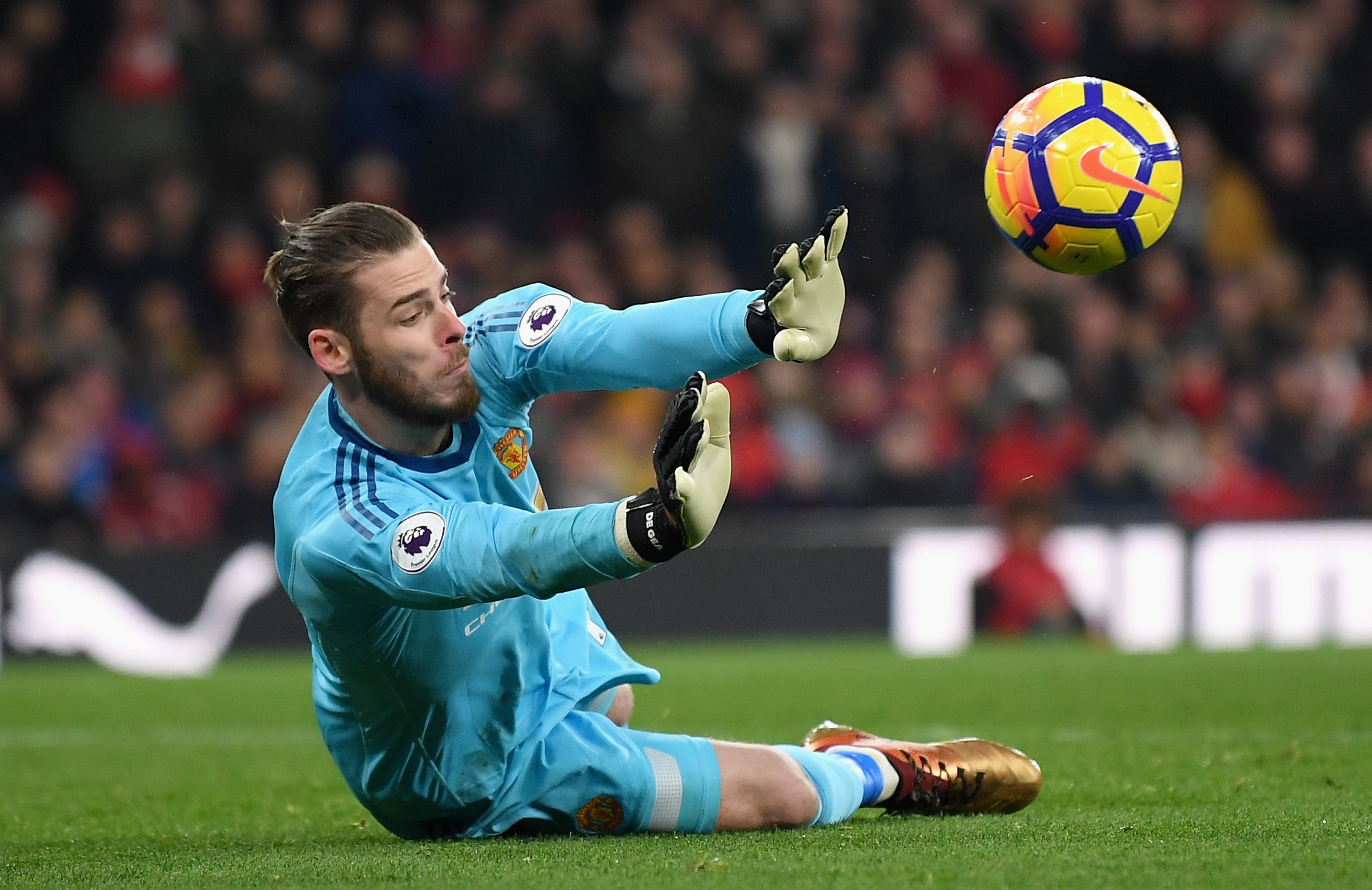Thủ môn: DAVID DE GEA | MANCHESTER UNITED - Thủ thành người TBN đã lập kỉ lục cứu thua 14 lần trong một trận đấu, giúp Manchester United giành thắng lợi 3-1 trước Arsenal ngay tại Emirates. Sau trận đấu, De Gea được giới chuyên môn khen ngợi hết lời.