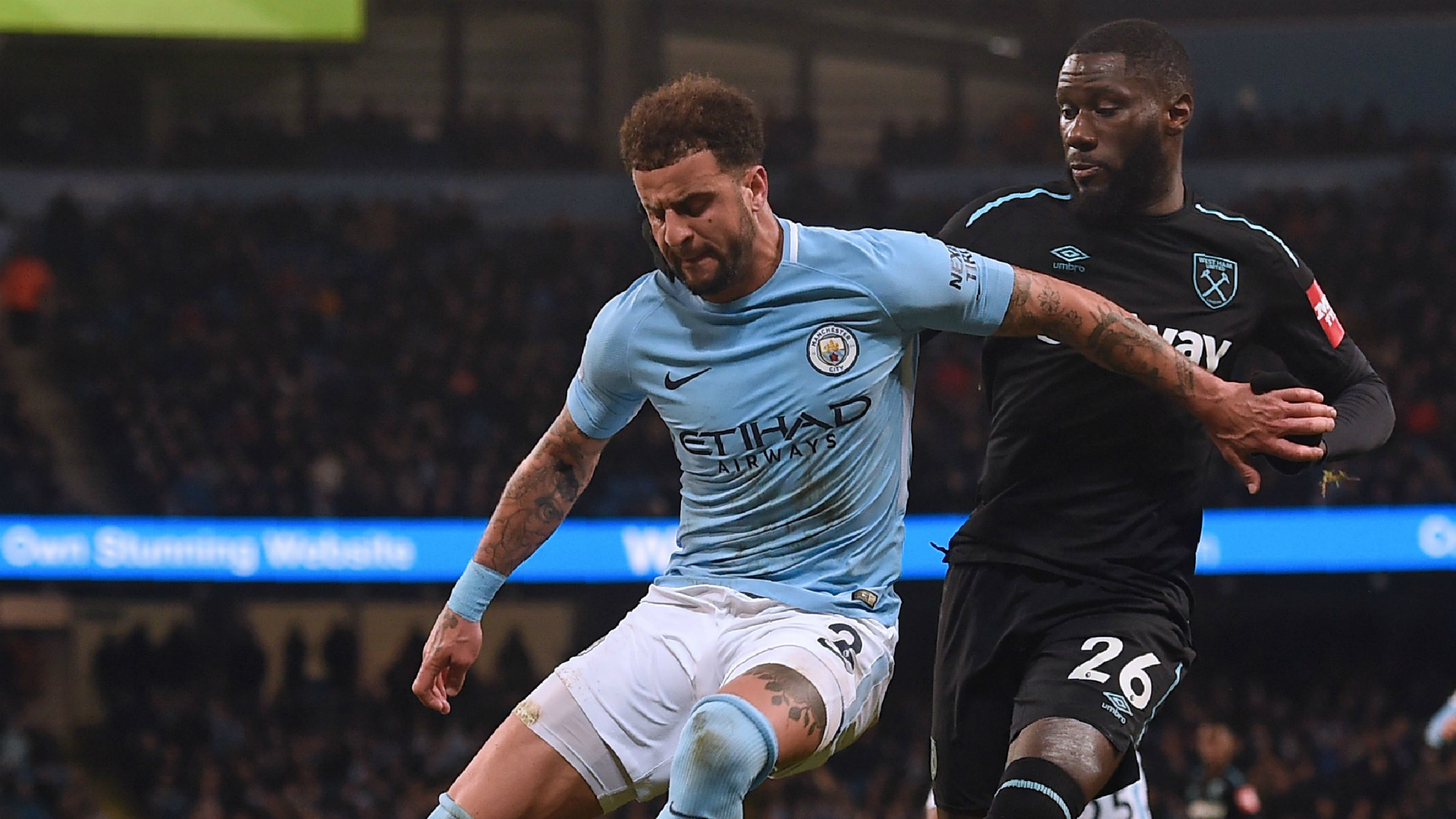 Hậu vệ phải: KYLE WALKER | MANCHESTER CITY - Walker có đến 5 tình huống tắc bóng thành công, ngang với thành tích của Fabian Delph bên cánh đối diện. Man City cũng lội ngược dòng đánh bại West Ham tại Etihad.