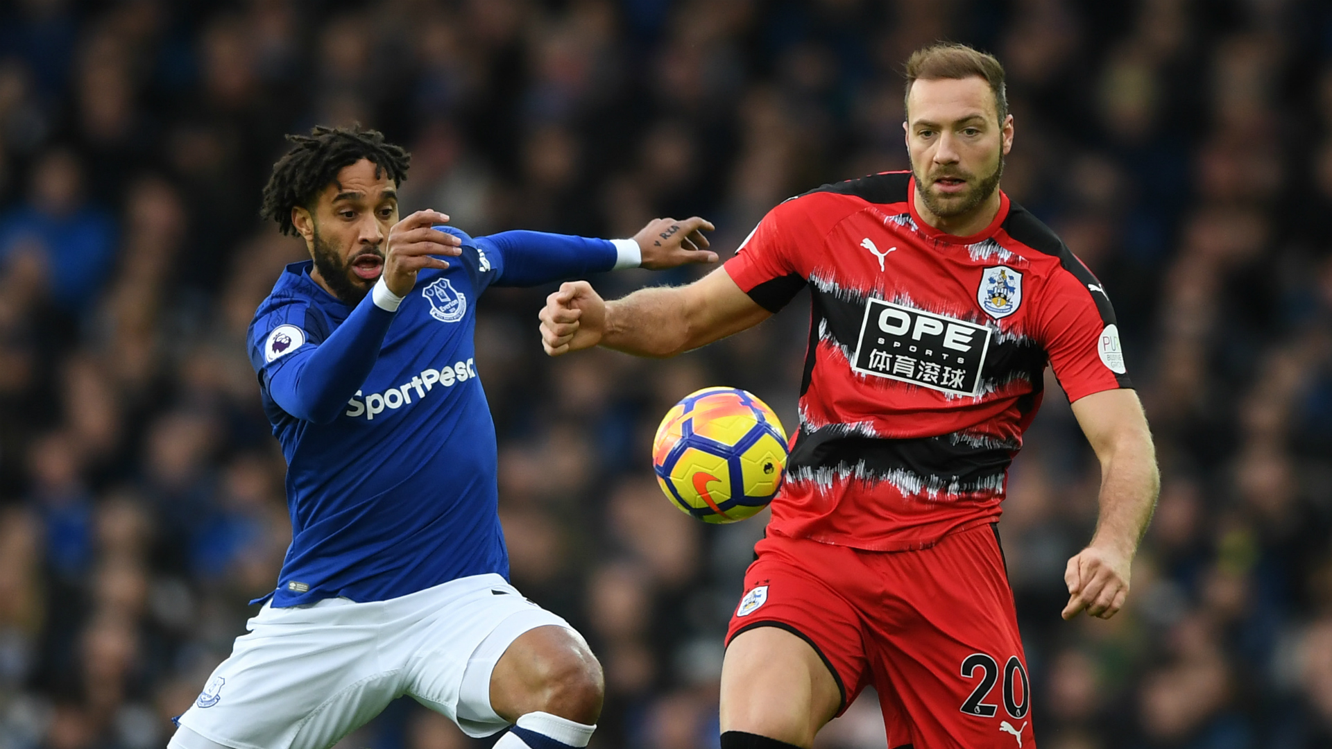 Trung vệ: ASHLEY WILLIAMS | EVERTON - Hậu vệ của Everton sở hữu đến 13 lần tranh chấp bóng thành công, giúp đội nhà có thắng lợi 2-0 trước Huddersfield. Đây cũng lần thứ 2 trong mùa giải, Everton giữ sạch lưới trong một trận đấu.